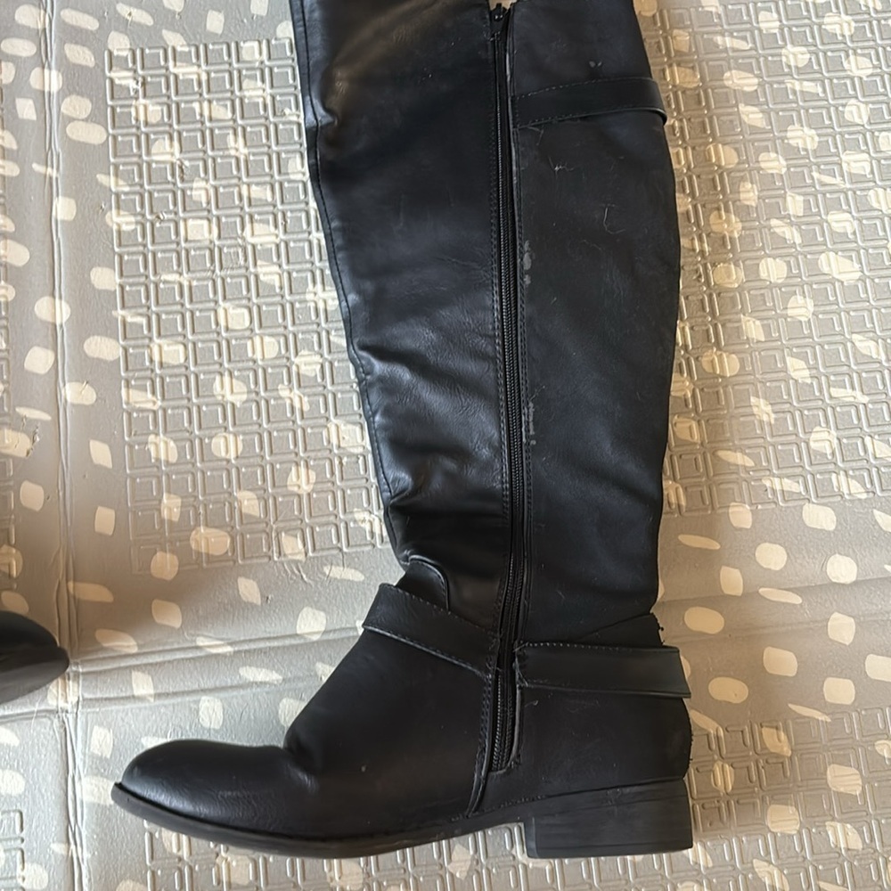 Black Boots with Gold Details - Picture 6 of 10